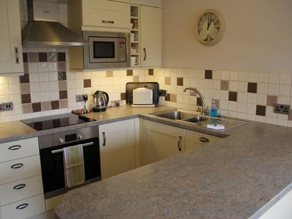 Cottage | Private kitchen | Fridge, stovetop, dishwasher, cookware/dishes/utensils