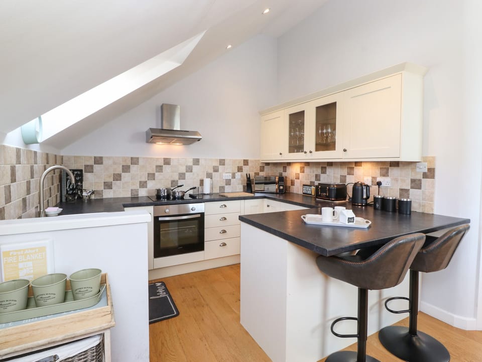 Cottage | Private kitchen | Dishwasher, electric kettle, toaster, highchair