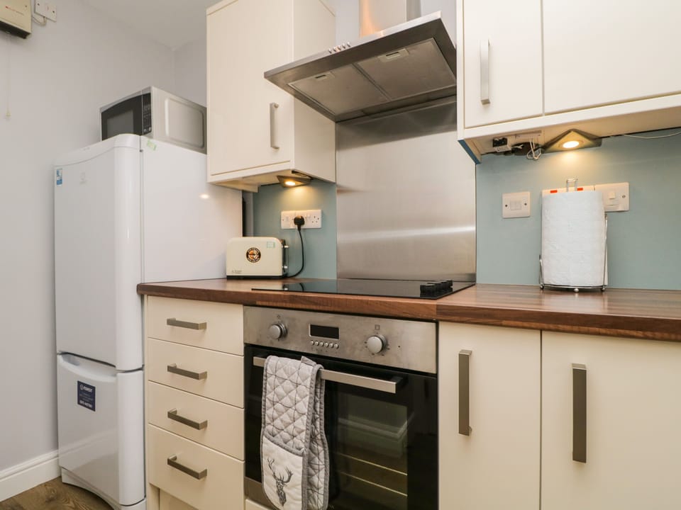 Cottage | Private kitchen | Fridge, microwave, stovetop, electric kettle
