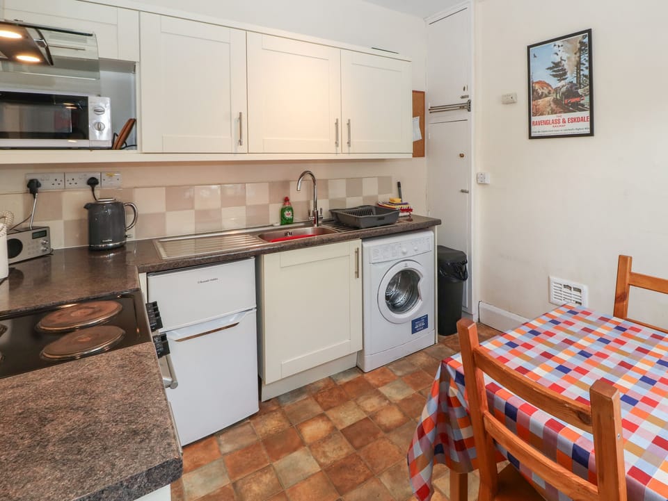 Cottage | Private kitchen | Fridge, microwave, stovetop, electric kettle