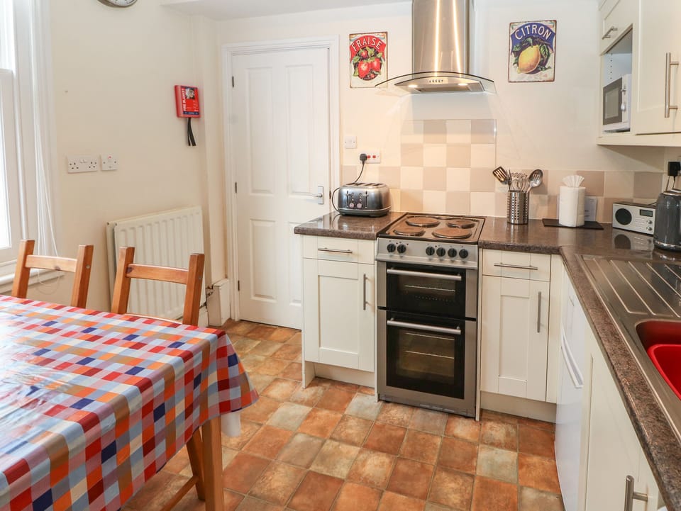 Cottage | Private kitchen | Fridge, microwave, stovetop, electric kettle