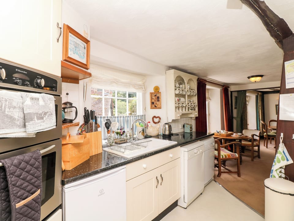 Cottage | Private kitchen | Dishwasher, highchair, cookware/dishes/utensils