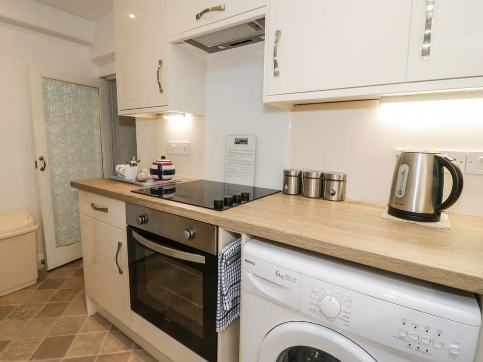 Cottage | Private kitchen | Fridge, microwave, stovetop, highchair