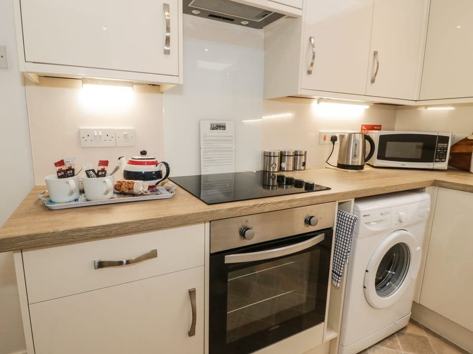 Cottage | Private kitchen | Fridge, microwave, stovetop, highchair