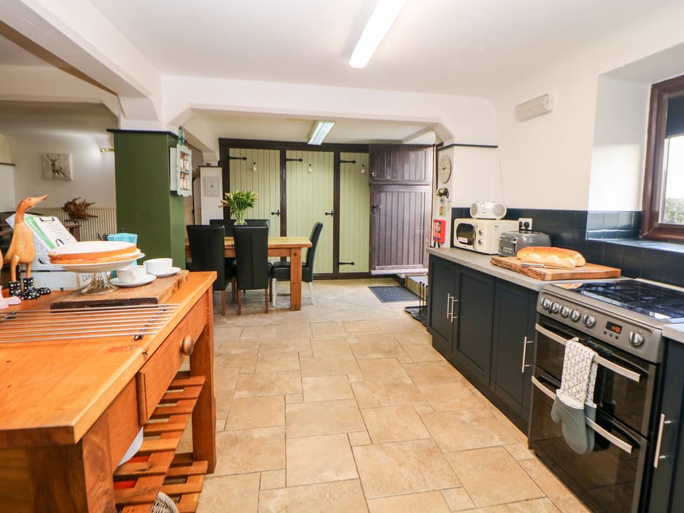 Cottage | Private kitchen | Fridge, microwave, stovetop, dishwasher