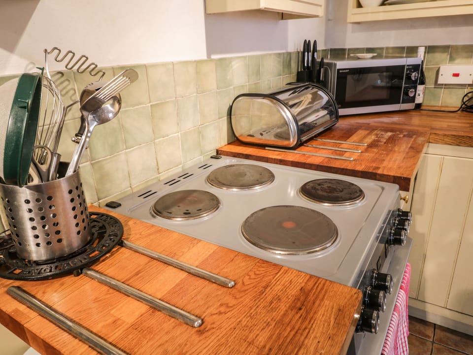 Cottage | Private kitchen | Cookware/dishes/utensils