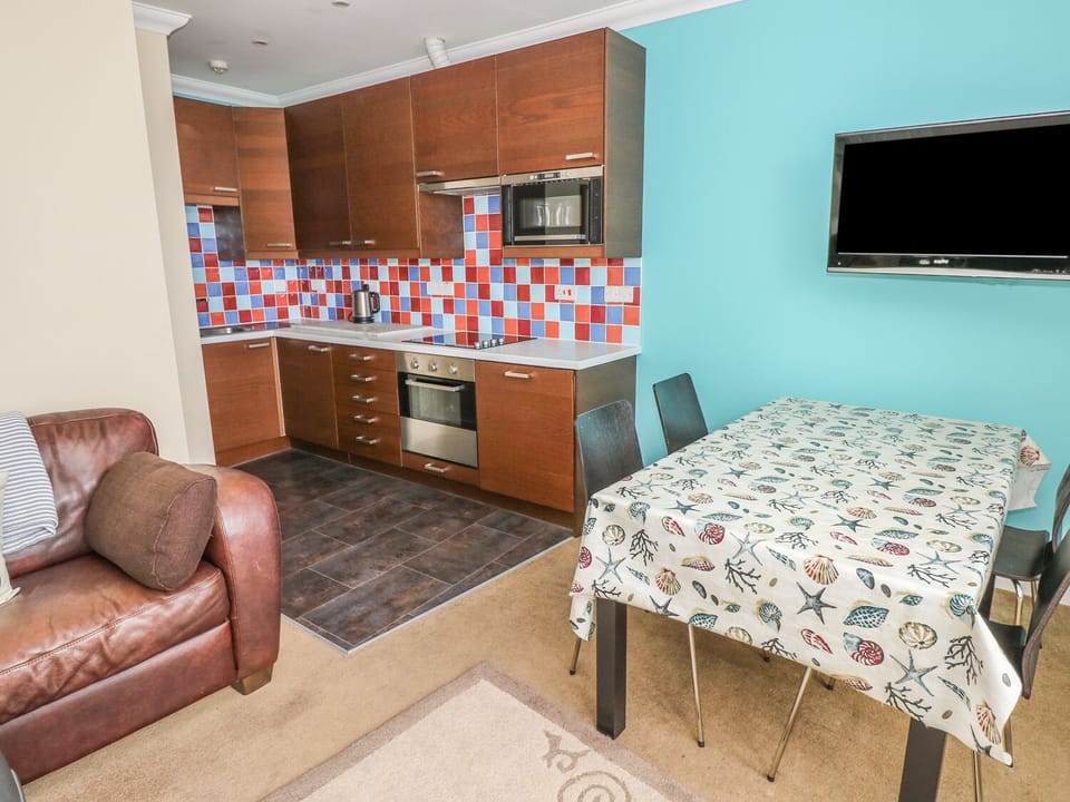 Cottage | Private kitchen | Fridge, microwave, stovetop, cookware/dishes/utensils