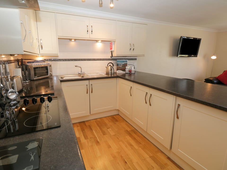 Cottage | Private kitchen | Fridge, microwave, stovetop, dishwasher