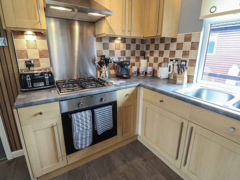 Cottage | Private kitchen | Dishwasher, electric kettle, toaster, cookware/dishes/utensils