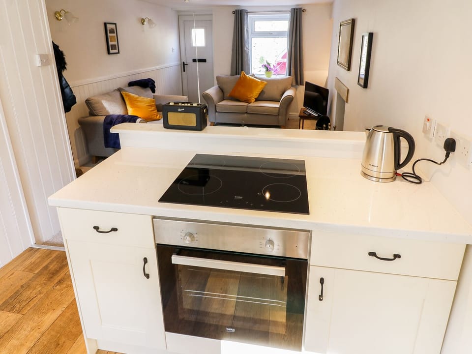 Cottage | Private kitchen | Microwave, stovetop, dishwasher, cookware/dishes/utensils