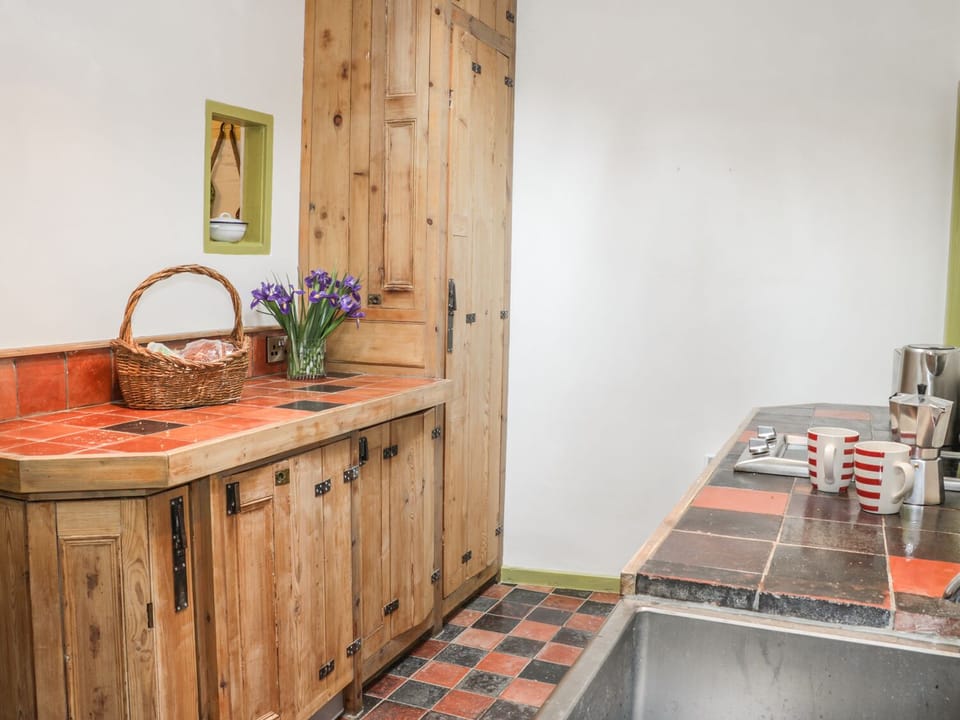 Cottage | Private kitchen | Fridge, microwave, dishwasher, cookware/dishes/utensils