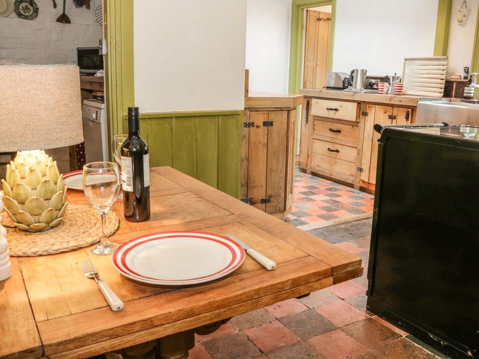 Cottage | Private kitchen | Fridge, microwave, dishwasher, cookware/dishes/utensils