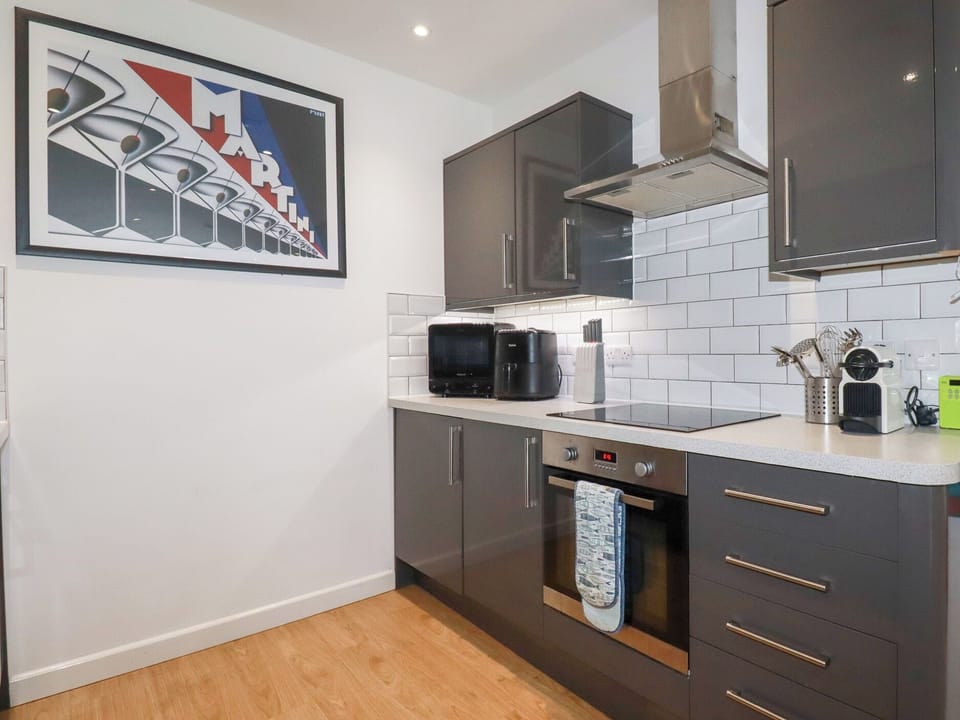 Cottage | Private kitchen | Microwave, stovetop, dishwasher, electric kettle