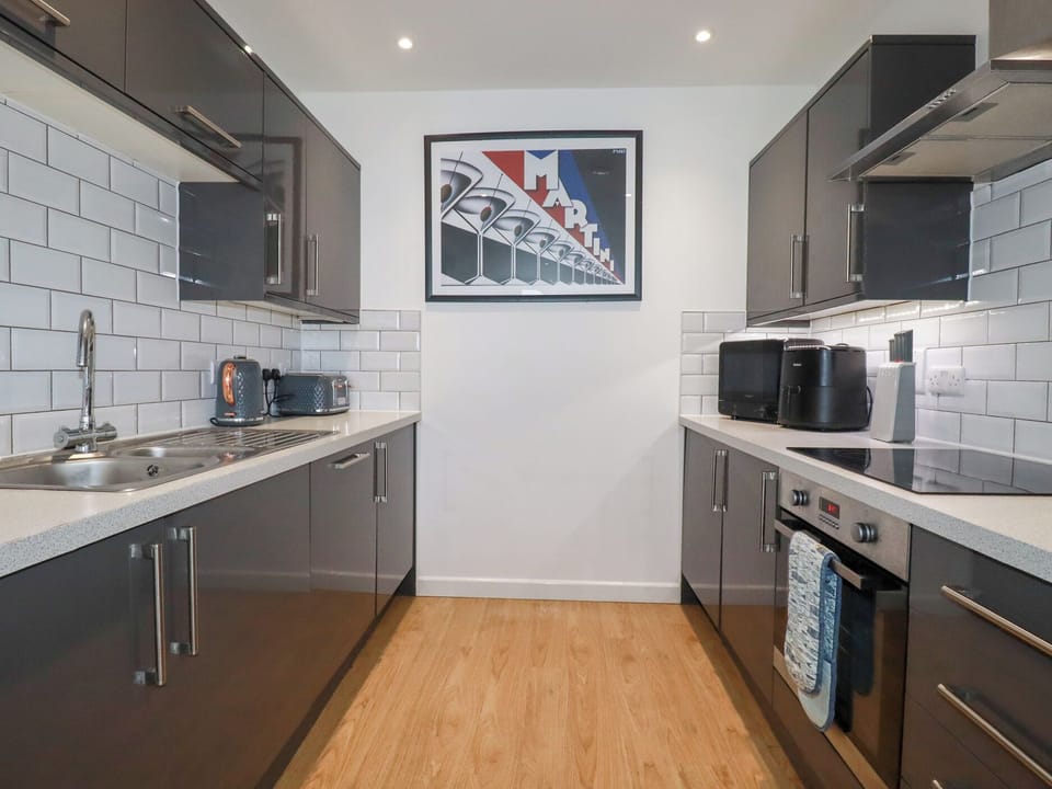 Cottage | Private kitchen | Microwave, stovetop, dishwasher, electric kettle
