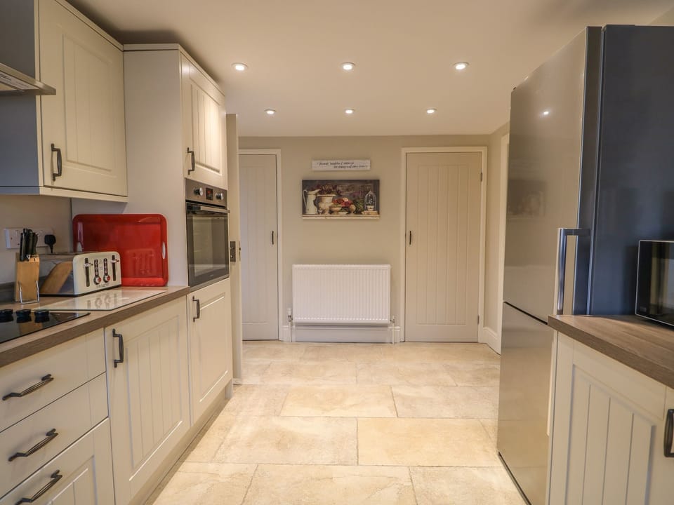 Cottage | Private kitchen | Dishwasher, cookware/dishes/utensils