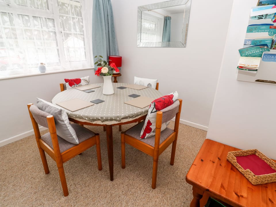 Cottage | Dining