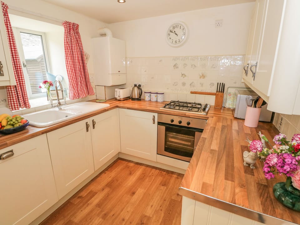 Cottage | Private kitchen | Dishwasher, highchair, cookware/dishes/utensils