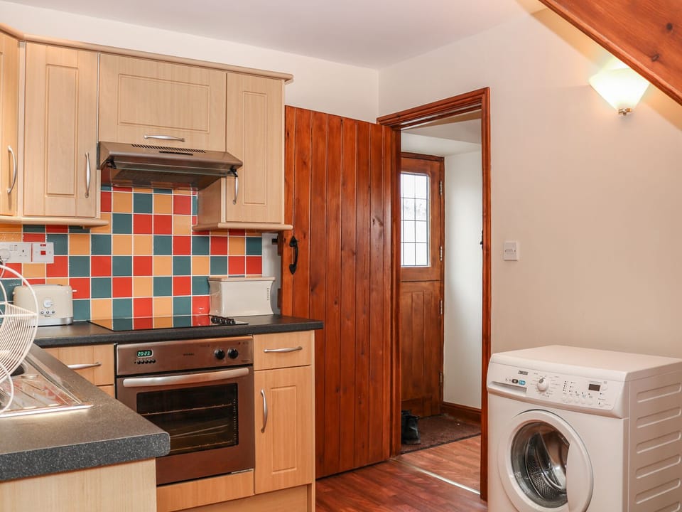 Cottage | Private kitchen | Fridge, microwave, stovetop, cookware/dishes/utensils