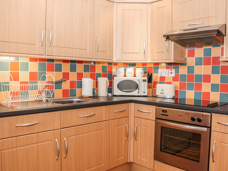 Cottage | Private kitchen | Fridge, microwave, stovetop, cookware/dishes/utensils