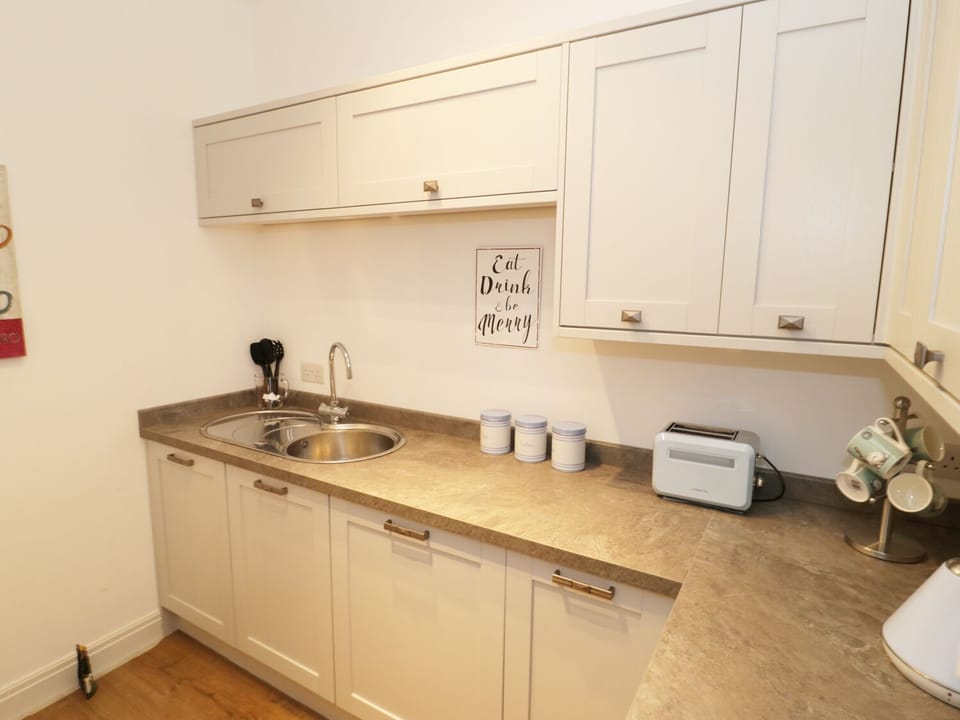 Cottage | Private kitchen | Fridge, microwave, stovetop, cookware/dishes/utensils