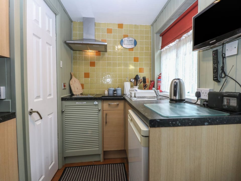 Cottage | Private kitchen | Fridge, microwave, stovetop, cookware/dishes/utensils