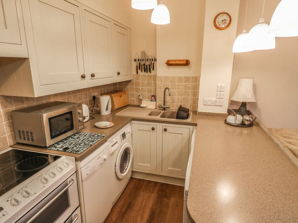 Cottage | Private kitchen | Stovetop, dishwasher, electric kettle, toaster