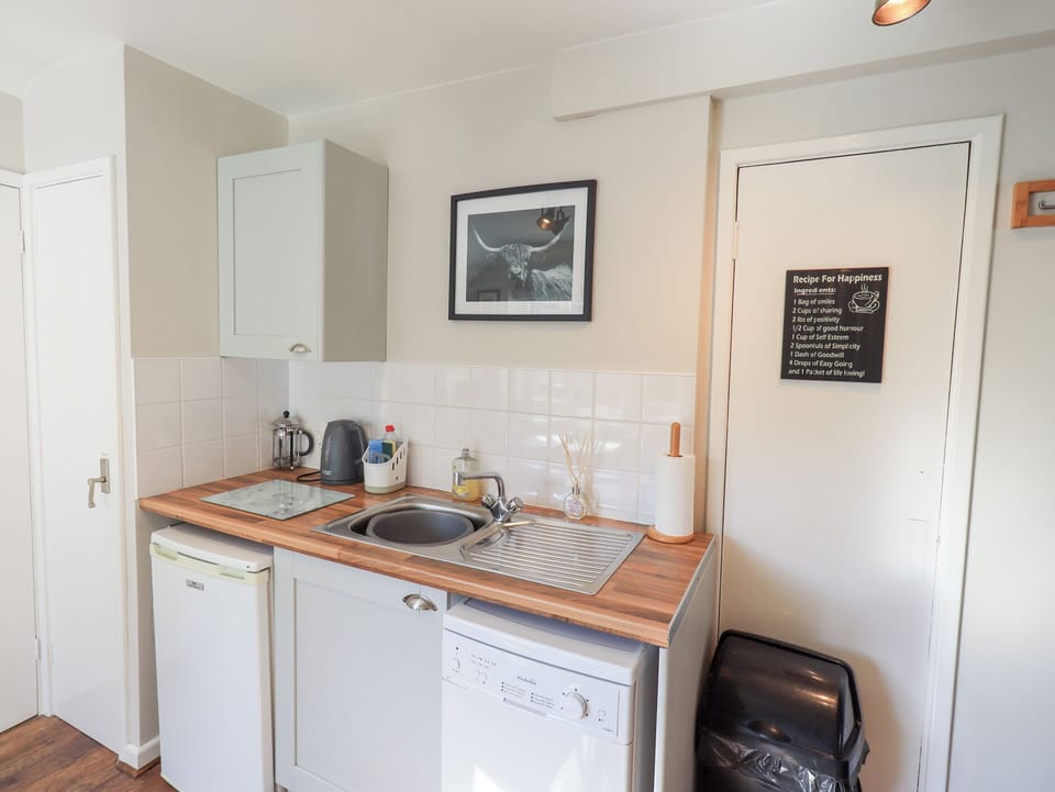 Cottage | Private kitchen | Fridge, microwave, stovetop, dishwasher