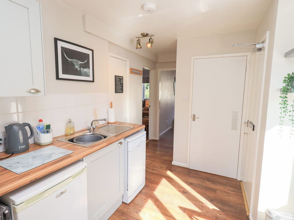 Cottage | Private kitchen | Fridge, microwave, stovetop, dishwasher