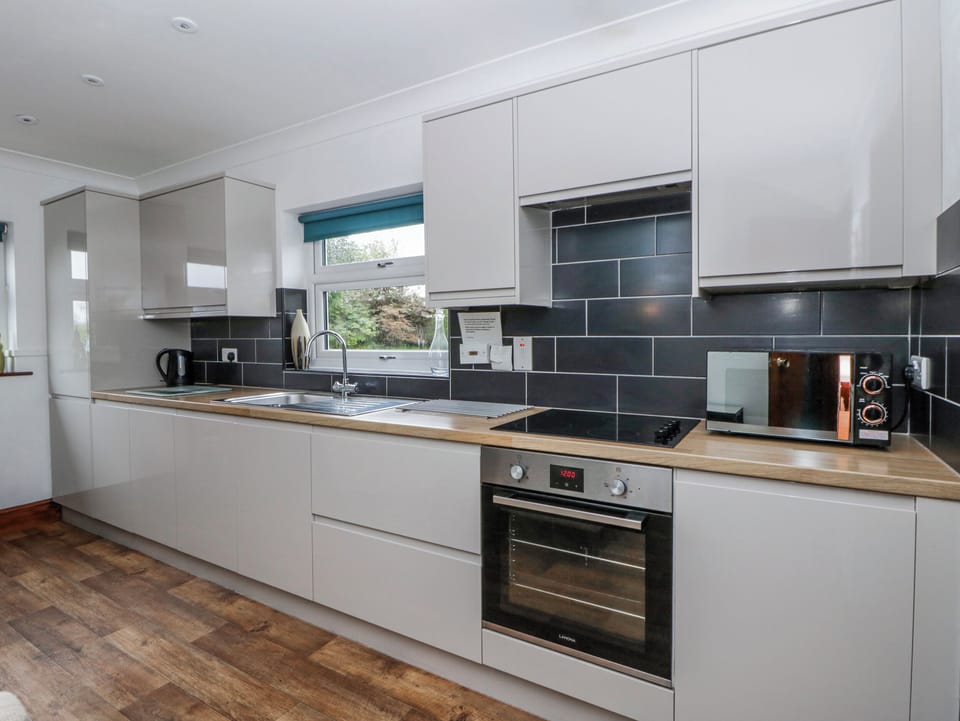 Cottage | Private kitchen | Microwave, stovetop, cookware/dishes/utensils