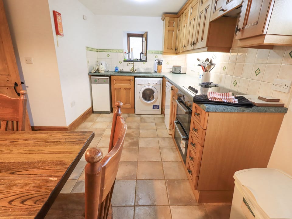 Cottage | Private kitchen | Electric kettle, toaster, highchair, cookware/dishes/utensils