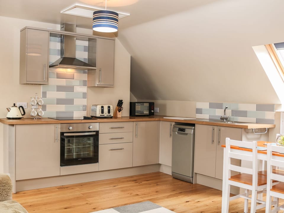Cottage | Private kitchen | Microwave, stovetop, dishwasher, cookware/dishes/utensils