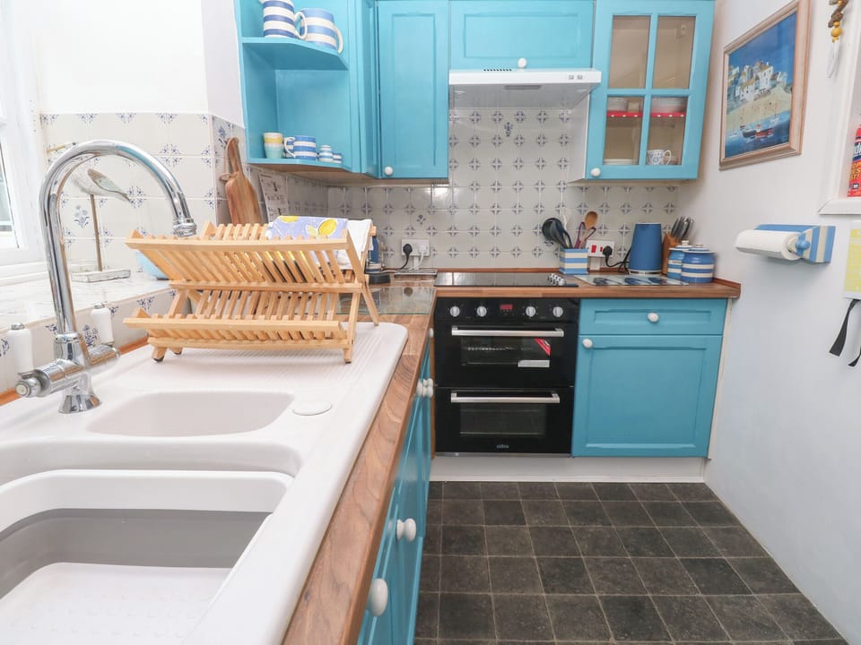 Cottage | Private kitchen | Fridge, microwave, stovetop, cookware/dishes/utensils