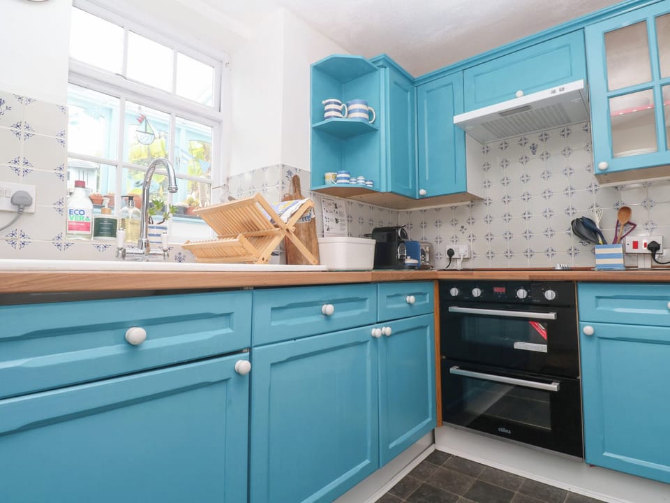 Cottage | Private kitchen | Fridge, microwave, stovetop, cookware/dishes/utensils