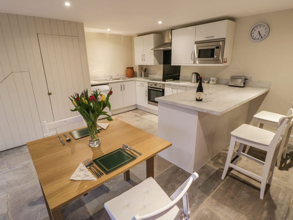 Cottage | Private kitchen | Fridge, microwave, stovetop, dishwasher