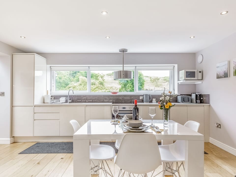 Cottage | Private kitchen | Fridge, microwave, stovetop, dishwasher