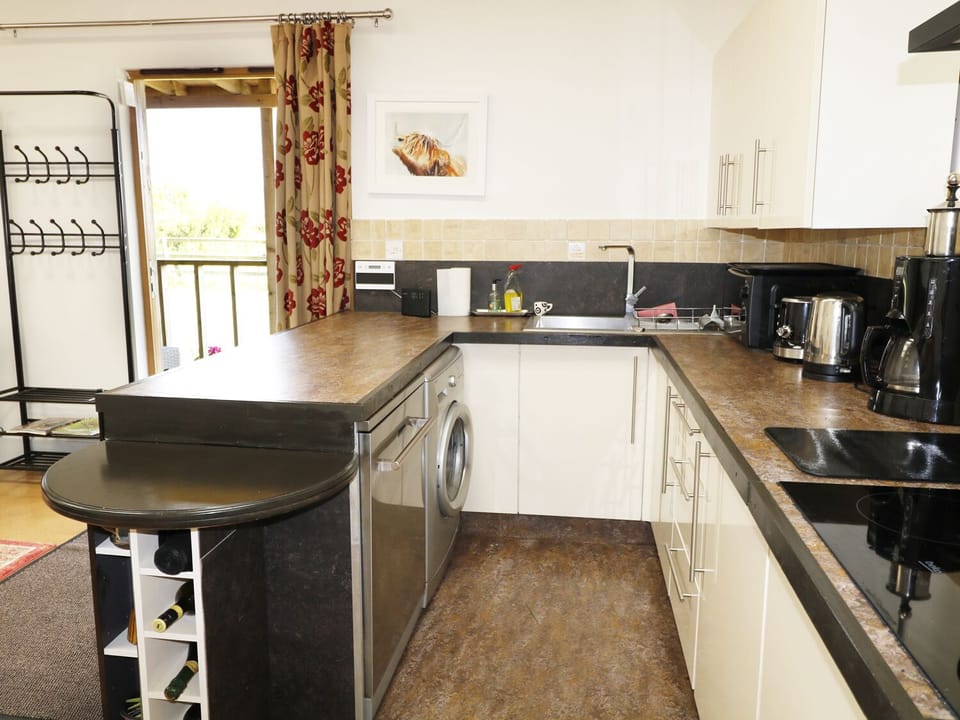 Cottage | Private kitchen | Fridge, microwave, stovetop, dishwasher