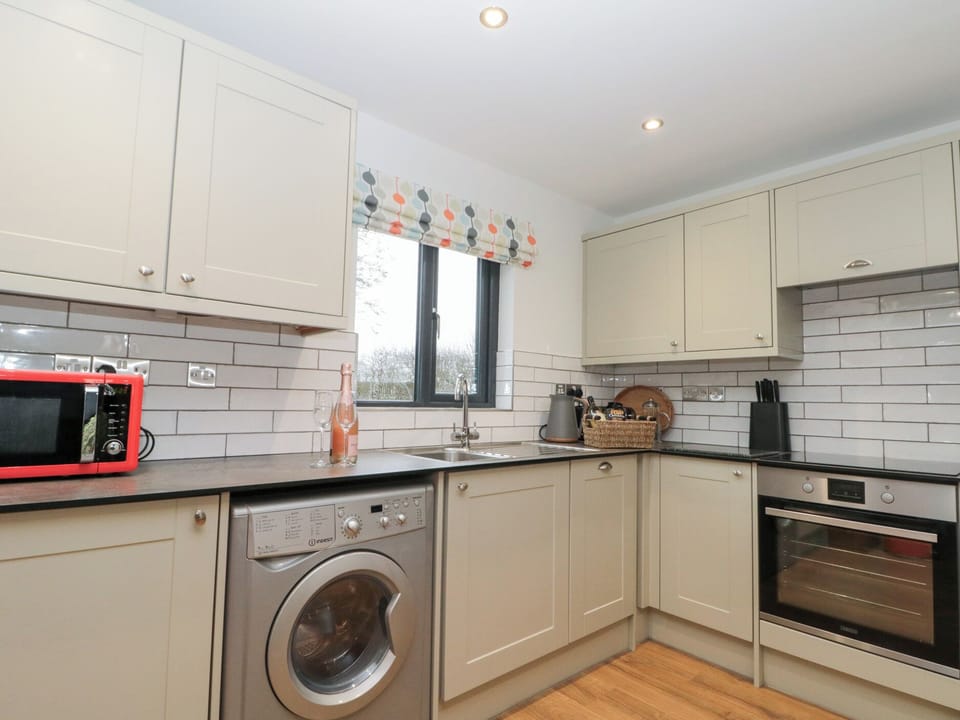 Cottage | Private kitchen | Dishwasher, highchair, cookware/dishes/utensils