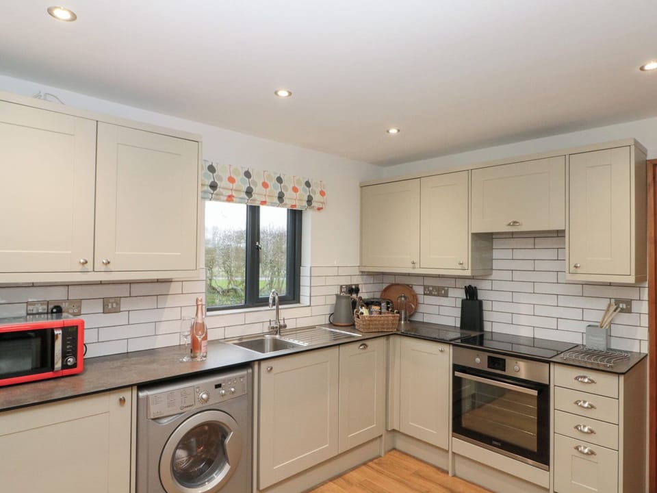 Cottage | Private kitchen | Dishwasher, highchair, cookware/dishes/utensils