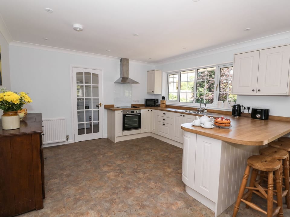 Cottage | Private kitchen | Dishwasher, cookware/dishes/utensils