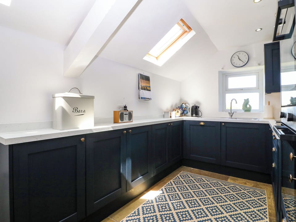 Cottage | Private kitchen | Microwave, stovetop, dishwasher, cookware/dishes/utensils