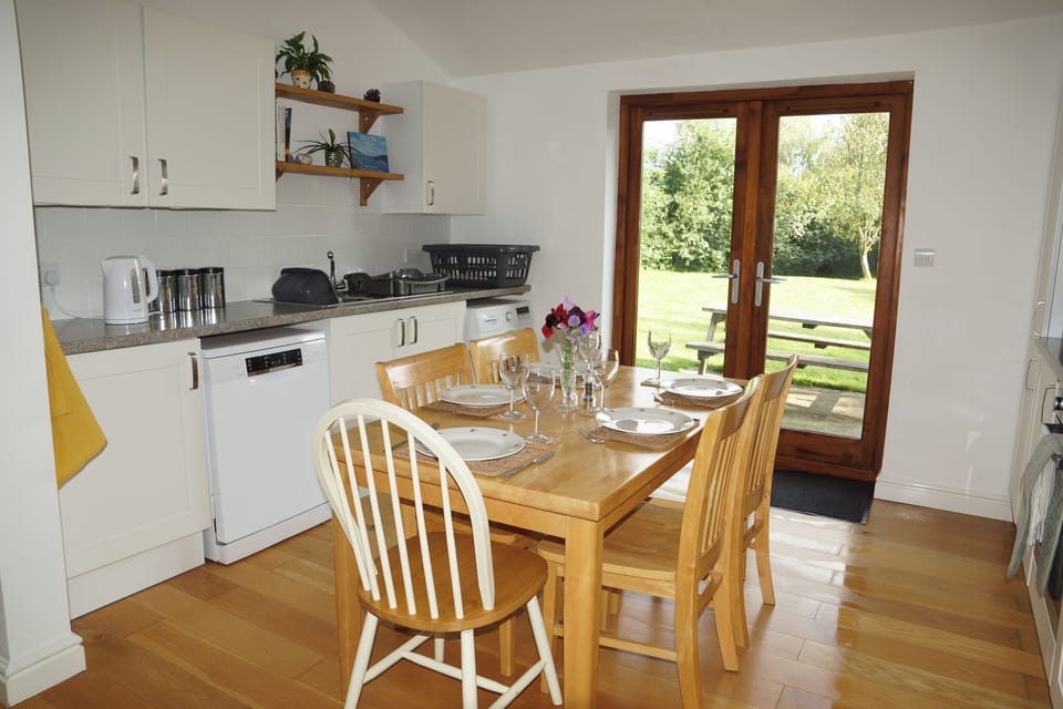 Cottage | Dining