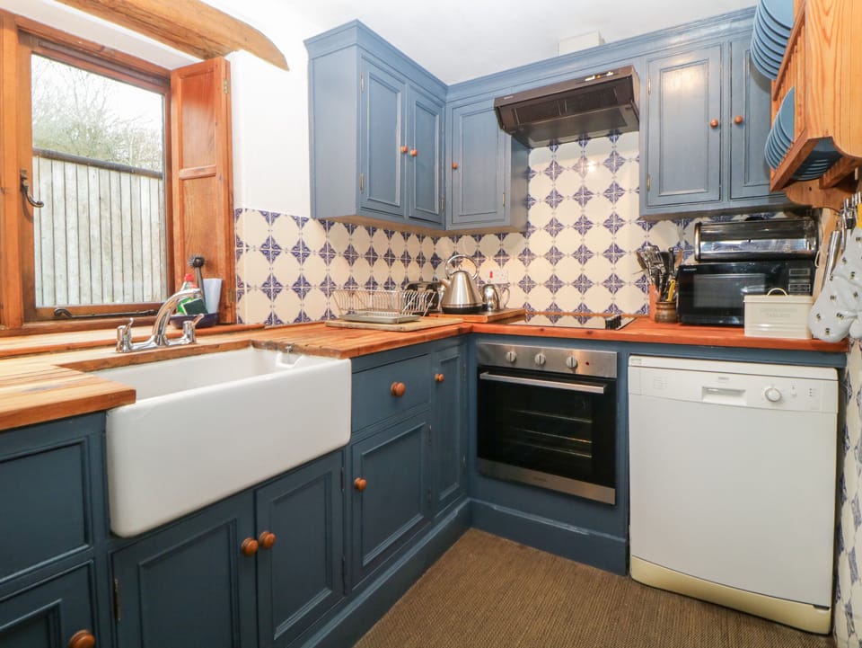 Cottage | Private kitchen | Dishwasher, cookware/dishes/utensils