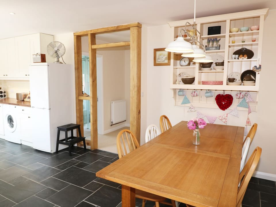 Cottage | Dining