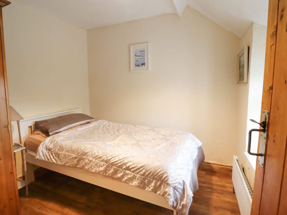 Cottage | 2 bedrooms, individually decorated, individually furnished