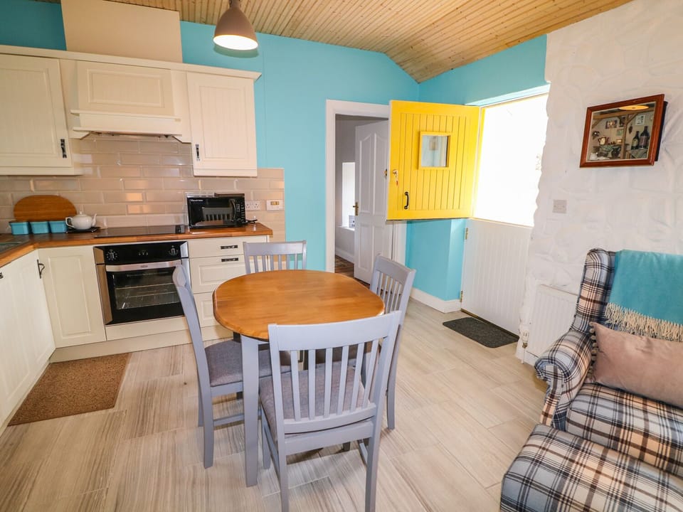 Cottage | Private kitchen | Dishwasher, cookware/dishes/utensils