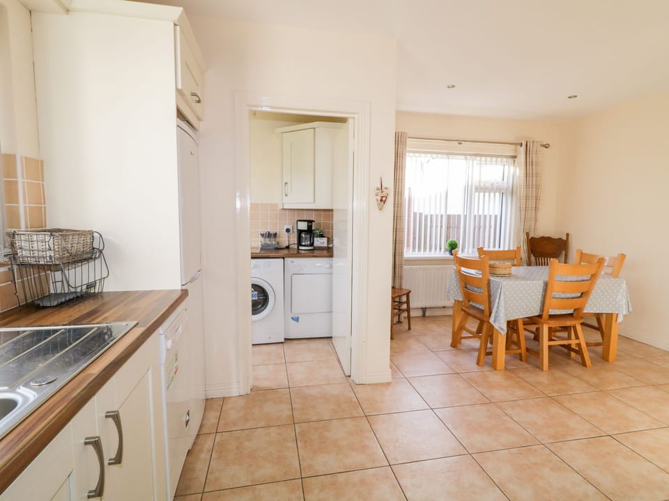 Cottage | Private kitchen | Microwave, stovetop, dishwasher, highchair