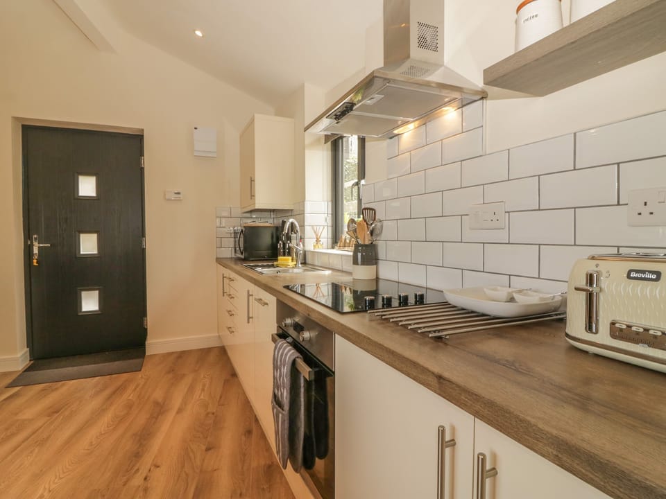 Cottage | Private kitchen | Fridge, microwave, stovetop, cookware/dishes/utensils