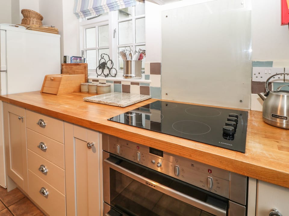 Cottage | Private kitchen | Dishwasher, cookware/dishes/utensils