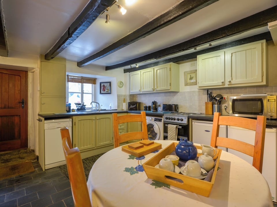 Cottage | Private kitchen | Dishwasher, cookware/dishes/utensils