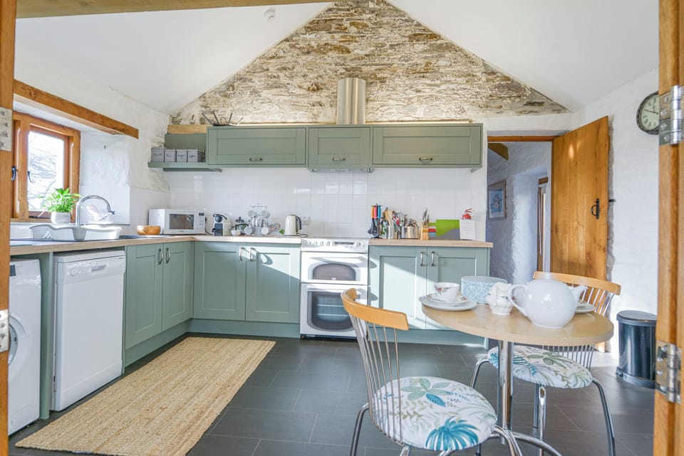 Cottage | Private kitchen | Dishwasher, cookware/dishes/utensils